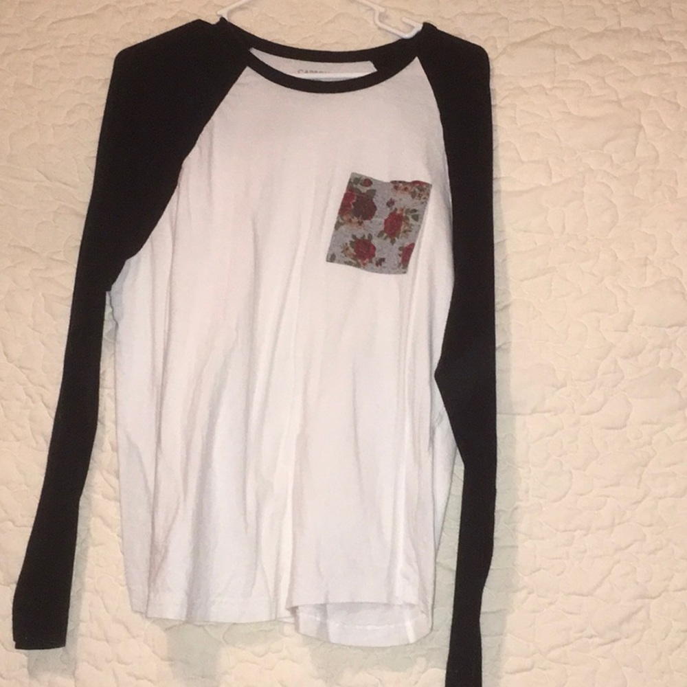 Long sleeve with floral pocket